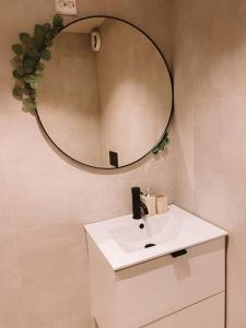 克里斯蒂安桑Cute little appartment的浴室设有白色水槽和镜子