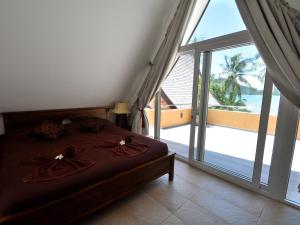 象岛龙海景别墅 的一间卧室设有一张床,享有海景