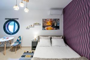 埃泽萨Central & Riverfront Room的一间卧室配有一张床和紫色的墙壁