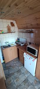 Domek pod lasem的厨房或小厨房