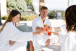 卡尔斯巴德The Westin Carlsbad Resort & Spa的一群坐在桌边喝饮料的人