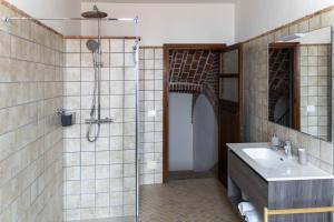 CaminoCountry House La Mela Ruscalla的一间带水槽和淋浴的浴室
