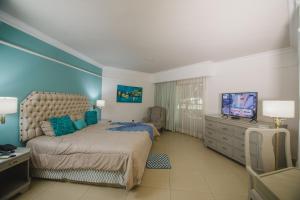 特皮克Nk Hotel Nekié Tepic的一间卧室配有一张床和一台电视