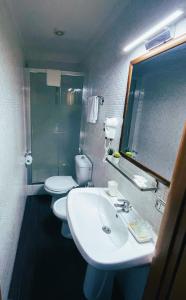 卡塔尼亚Mirage Place B&B的浴室设有2个卫生间、水槽和镜子