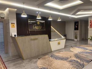 科威特Garden Dahlia Hotel Apartment - Formerly Regency Dahlia - Farwaniya的商店的大堂,有柜台和柜台