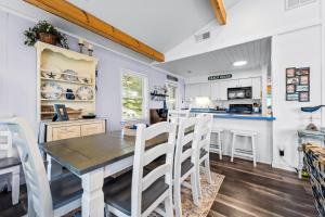 奇蒂豪克4720 Summer Ln的厨房以及带桌椅的用餐室。