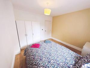 伦敦1 Bed Room Flat Near Central的一间卧室配有一张床和白色橱柜