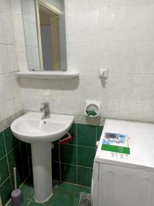 迪拜Rovers Boys Hostel Dubai Near Gold Souq Metro的一间带水槽和镜子的浴室