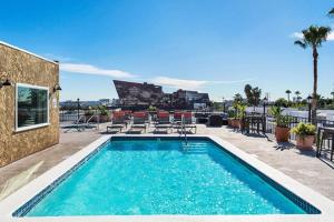 洛杉矶Prime Location 1-Bedroom with Pool的建筑物屋顶上的游泳池