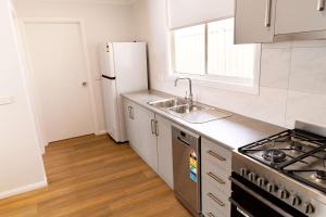米尔迪拉伊克诺米尔迪拉旅舍的厨房配有水槽和冰箱
