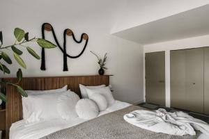 惠斯勒Ski-in/Ski-out Intentionally Designed Ski Lodge的卧室配有一张挂有墙上标志的床