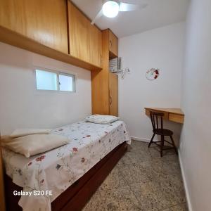 里约热内卢Residencial Liberty Barra da Tijuca的一间小卧室,配有一张床和一张书桌