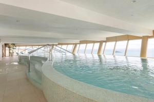 贝尼多姆InTempo Luxury Sky View & Spa Resort的一座大楼顶部的游泳池