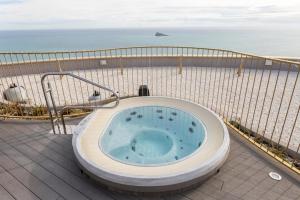 贝尼多姆InTempo Luxury Sky View & Spa Resort的浴缸位于毗邻大海的阳台