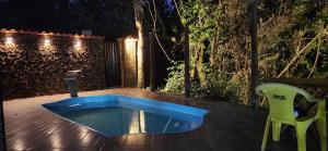 瓦尔任博尼塔Casa Canastra的蓝色的浴缸,在晚上坐在甲板上