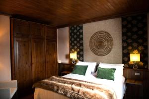 布勒伊-切尔维尼亚萨莫瓦宾馆的一间卧室配有带白色床单和绿色枕头的床。