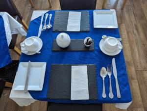 兰迪德诺塞纳斯旅馆的蓝色桌布上带银器的蓝色桌
