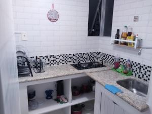萨尔瓦多APARTAMENTO ITAIGARA的厨房配有水槽和台面