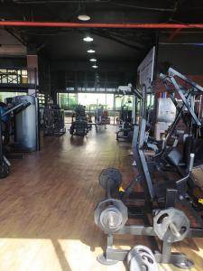 萨尔瓦多@ondinaapartreservas Pé na Areia 441的一间健身房,里面设有许多健身器材