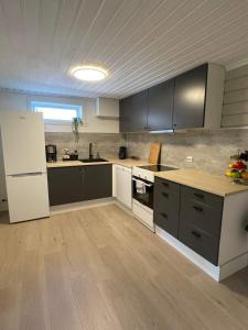 KleppLeilighet til leie på Klepp nært Borestranden的厨房配有灰色橱柜和白色冰箱