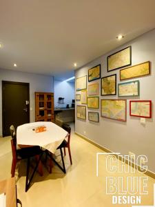 圣保罗Chic Blue Design com Vaga de Garagem的一间设有一张桌子和一张画墙的用餐室