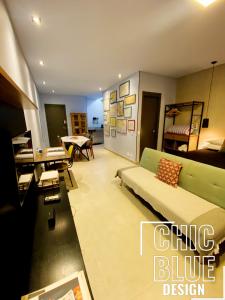 圣保罗Chic Blue Design com Vaga de Garagem的客厅配有绿色沙发和桌子