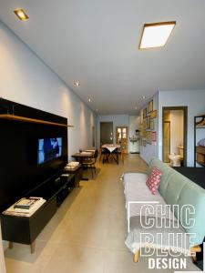 圣保罗Chic Blue Design com Vaga de Garagem的带沙发和电视的客厅