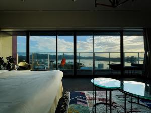 玉野市SETOUCHI KEIRIN HOTEL 10 by Onko Chishin的酒店客房设有一张床和一个大窗户