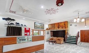 萨瓦伊马多普尔Ranthambore Resort的带沙发和壁炉的客厅
