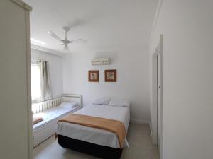 卡波布里奥Casa Sol Nascente的白色的卧室设有床和窗户