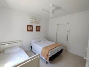 卡波布里奥Casa Sol Nascente的一间卧室配有两张床和吊扇