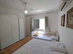 卡波布里奥Casa Sol Nascente的一间卧室设有一张大床和一个窗户。