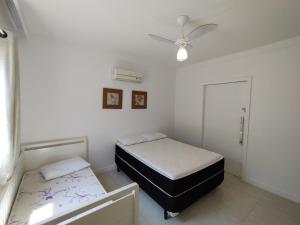 卡波布里奥Casa Sol Nascente的一间卧室配有两张床和吊扇