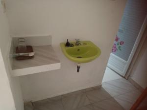 朗格Renata Cottage的角落里带绿色水槽的浴室