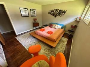 费耶特维尔Mid-Century Modern Luxury的一间卧室配有带橙色枕头的床