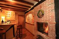 霍兹纳约奥尔托德马林乡村民宿的一间带砖砌壁炉的客厅和一间酒吧