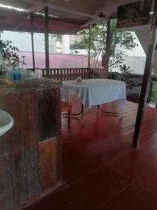 马尔多纳多港Chimicuas House的门廊上一张带白色桌布的桌子