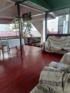 马尔多纳多港Chimicuas House的客房设有两张床,铺有木地板。