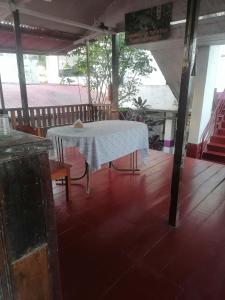 马尔多纳多港Chimicuas House的门廊上一张带白色桌布的桌子