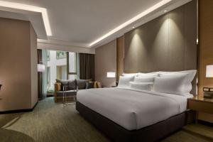 吉隆坡JW Marriott Kuala Lumpur的一间带大床的卧室和一间客厅