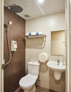 新加坡ibis budget Singapore West Coast的一间带卫生间和水槽的浴室