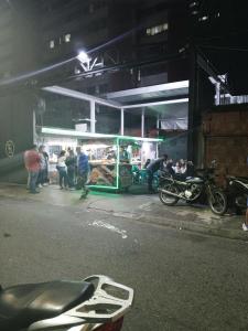 加拉加斯Como en Casa的一群人晚上站在市场外面