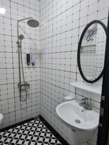 Đại Thủy Hotel CatBa的一间浴室