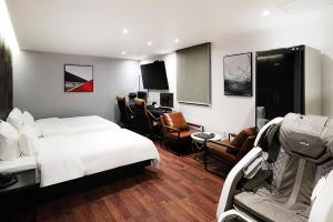 平泽市Mariposa Hotel Songtan的配有一张床和一张书桌的酒店客房