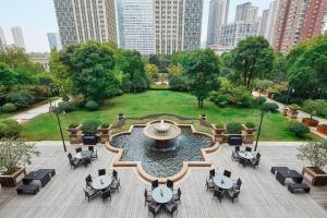 武汉武汉富力威斯汀酒店的享有公园的空中景致,配有桌椅