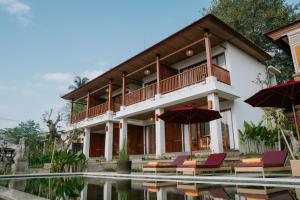 乌布Sanubari Ubud的别墅设有游泳池和庭院家具。