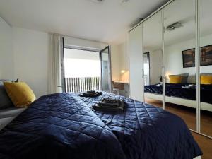 海尔布隆Luxuriöses 130qm Apartment mit Balkon im Zentrum,Parkplatz的一间卧室配有一张蓝色大床和镜子