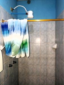 巴克里索莫雷诺港Apartamento Top House的一间带毛巾和灯淋浴的浴室