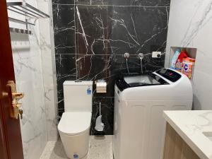 悉尼Penshurst Guest House的一间带卫生间和黑色大理石墙的浴室