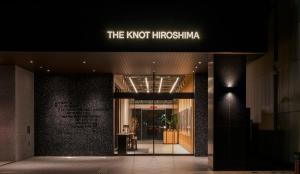 广岛THE KNOT HIROSHIMA的带有读取节点符号的建筑物